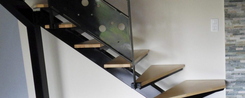 Escalier-bois-et-metal-scaled-1000x400